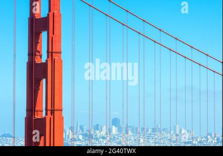 Vista del Golden Gate Bridge e del quartiere finanziario, San Francisco, California, Stati Uniti Foto Stock