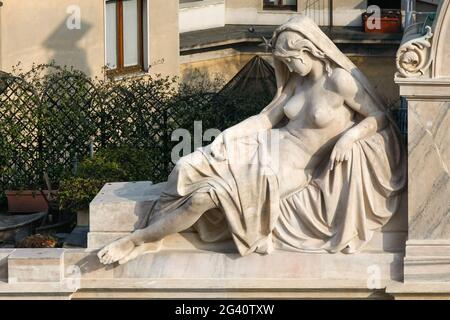 MILANO, LOMBARDIA/ITALIA - FEBBRAIO 23 : Statua di una donna in un edificio a Milano il 23 febbraio 2008 Foto Stock