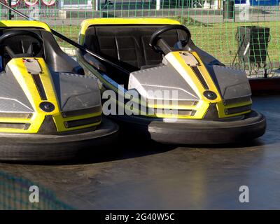 due autoscontri eelctrici in fila nel parco divertimenti Foto Stock