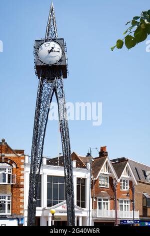 TUNBRIDGE WELLS, KENT/UK - GIUGNO 30 : Vista dell'orologio del Millennio modernista nel centro commerciale Royal Tunbridge Wells il 3 Giugno Foto Stock