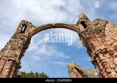 Vista ravvicinata di una parte delle rovine di Lindisfarne Priory Foto Stock