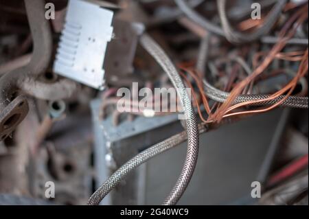 Rottami di metallo impilati con rame e ferro preparati per il riciclaggio con fondo torbido. Foto Stock