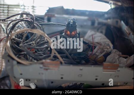 Scatola con rifiuti elettronici, tecnologia obsoleta, tubo catodico e bobine di rame e altri fili. Foto Stock