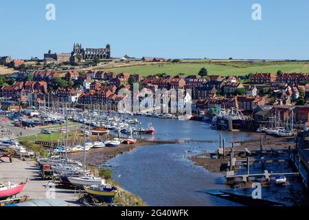 WHITBY, NORTH YORKSHIRE/UK - 22 AGOSTO : Vista lungo l'Esk verso Whitby North Yorkshire il 22 agosto 2010. Peop non identificato Foto Stock