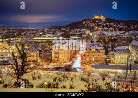 Panorama notturno di Coburg in inverno, alta Franconia, Baviera, Germania Foto Stock