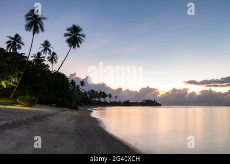 Spiaggia al Sofitel Ia ora Beach Resort a daybreak, Moorea, Windward Islands, Polinesia francese, Sud Pacifico Foto Stock