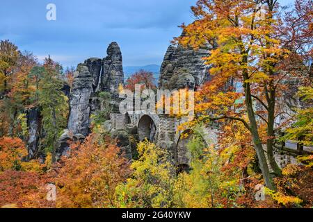 Umore autunnale al Bastei, Bastei, Saxon Svizzera Parco Nazionale, Saxon Svizzera, Elbe arenaria, Sassonia, Germania Foto Stock