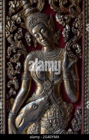 Particolare della decorazione ornata all'interno del Tempio di Wat Xieng Thong, Luang Prabang, provincia di Luang Prabang, Laos, Asia Foto Stock
