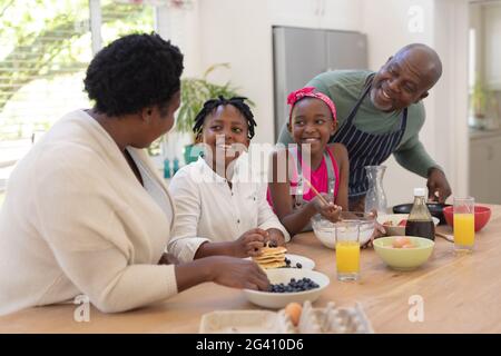 Nonni afro-americani insegnano la cucina di ragazza e ragazzo nel cucina Foto Stock