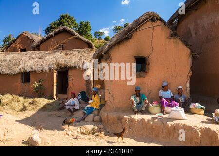 Persone in villaggio vicino Ampefy, tribù Merina, altopiani centrali, Madagascar, Africa Foto Stock