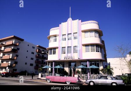 STATI UNITI, FLORIDA, MIAMI BEACH, CADILLAC ROSA DI FRONTE ALL'HOTEL MARLIN NEL QUARTIERE ART DECO Foto Stock