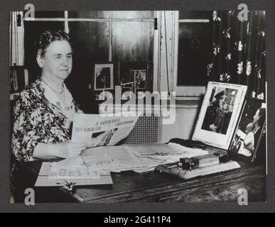 La regina Wilhelmina legge una rivista olandese di resistenza nel suo ufficio a Londra. . Foto Stock