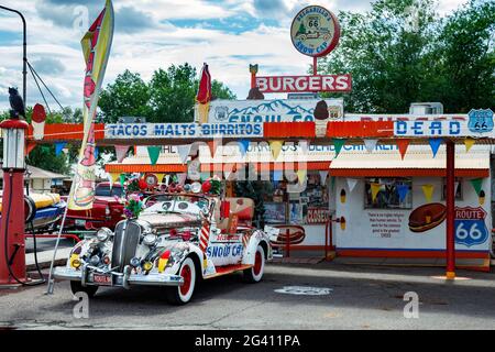 Auto da neve a Seligman sulla Route 66 Foto Stock