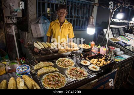 Happy seller di cibo di strada, Duong Dong, Phu Quoc Island, Kien Giang, Vietnam, Asia Foto Stock