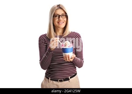 Giovane donna che tiene il gelato in una tazza di carta e sorridente isolato su sfondo bianco Foto Stock