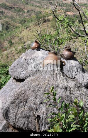 Etiopia; Regione delle Nazioni del Sud; altopiani etiopi meridionali; Villaggio di Konso; tetti tipici con tetto in paglia con vasi in terracotta sulla parte superiore; Basi culturali Foto Stock