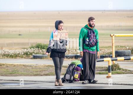 PASO SAN SEBASTIAN, ARGENTINA - 9 MARZO 2015: Due escursionisti al confine tra Cile e Argentina chiamato Paso San Sebastian situato a. Foto Stock