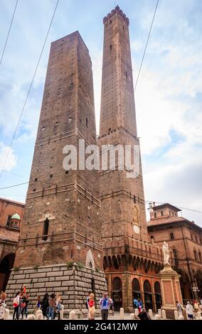 Vista delle due Torri nel centro storico di Bologna Foto Stock