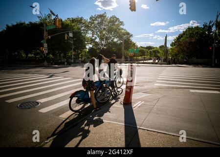 New York, Stati Uniti. 16 Giugno 2021. Utenti CitiBike a Chelsea a New York mercoledì 16 giugno 2021. (ÂPhoto di Richard B. Levine) Credit: Sipa USA/Alamy Live News Foto Stock