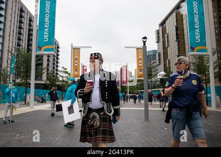 Londra, Inghilterra, Regno Unito. 17 Giugno 2021. Gli appassionati di calcio scozzesi fuori dallo stadio Wembley, in vista della partita di gruppo Euro 2020 ritardata dal coronavirus tra Inghilterra e Scozia. Credit: Mark Hawkins/Alamy Live News Foto Stock