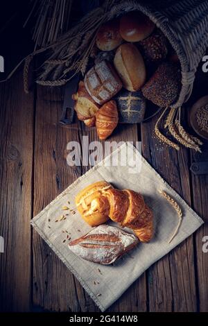 Panini freschi in una cornucopia Foto Stock