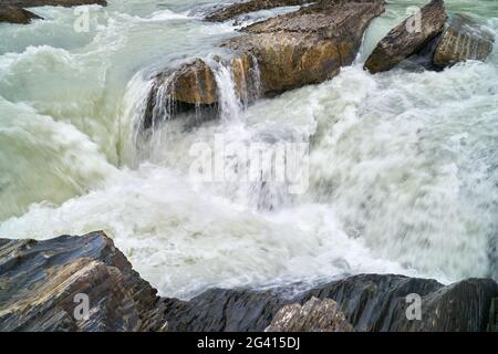 Turbulent Mountain Creek. Rapide su un torrente di montagna gonfio nel Pacifico nord-occidentale. Foto Stock