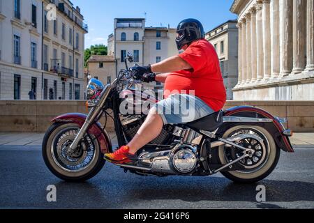 Marley davidson moto di fronte Maison Carrée, un antico tempio romano costruito intorno al 4-7 d.C. e dedicato a Giulio Cesare, l'esempio meglio conservato Foto Stock