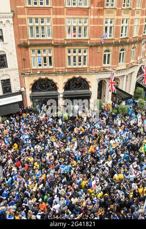 Londra, Regno Unito. 18 giugno 2021. I fan scozzesi si riuniscono a Leicester Square, Londra, in vista della partita UEFA Euro 2020 tra Inghilterra e Scozia a Wembley. Data immagine: Venerdì 18 giugno 2021. Il credito fotografico dovrebbe essere: Matt Crossick/Empics/Alamy Live News Foto Stock