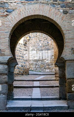 Ingresso arabo ad arco a ferro di cavallo attraverso le mura della città vecchia di Toledo Foto Stock