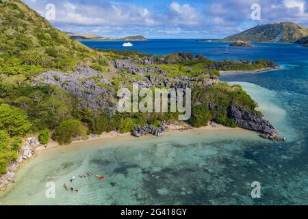 Vista aerea dei passeggeri della nave da crociera MV Reef Endeavour (Captain Cook Cruises Fiji) rilassante e godendo di attività di sport acquatici sulla Blue Lagoon Foto Stock