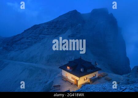 Rifugio Rifugio forcella Pordoi di notte, Gruppo Sella, Dolomiti, Patrimonio Naturale dell'Umanità dell'UNESCO Dolomiti, Veneto, Italia Foto Stock