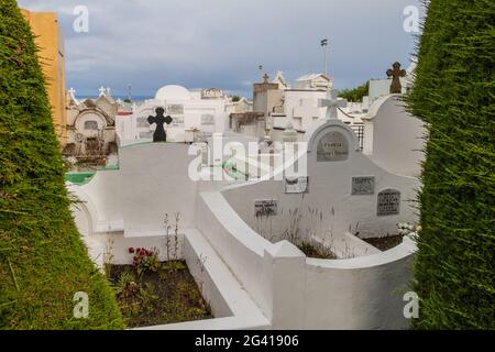 PUNTA ARENAS, CILE - 3 MARZO 2015: Tombe e tombe in un cimitero di Punta Arenas, Cile. Foto Stock