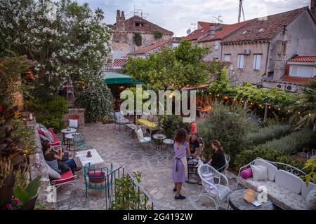 Cortile del ristorante Lola Konoba Foto Stock