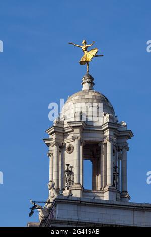 Replica statua dorata della ballerina classica di Anna Pavlova sulla cupola del Victoria Palace Theatre di Londra Foto Stock