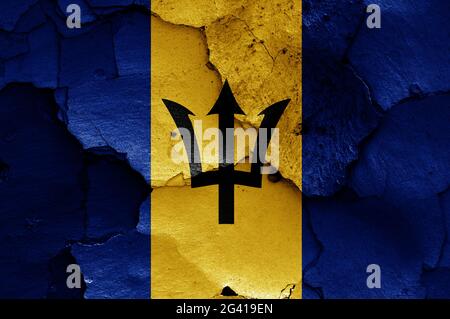 Bandiera delle Barbados dipinta su parete fessurata Foto Stock