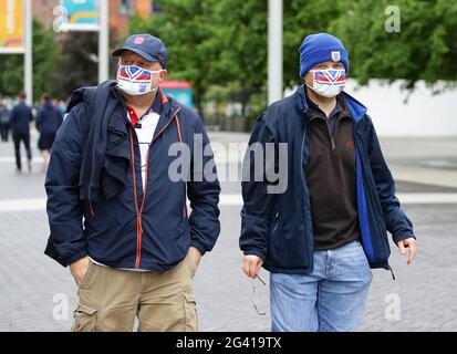 Londra, Regno Unito. 18 giugno 2021. I tifosi inglesi arrivano con i rivestimenti prima della partita dei Campionati europei UEFA allo stadio Wembley, Londra. L'immagine di credito dovrebbe essere: David Klein / Sportimage Foto Stock