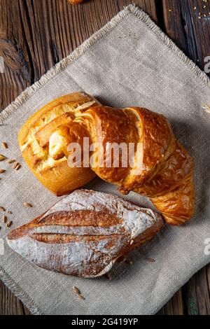 Panini freschi in una cornucopia Foto Stock