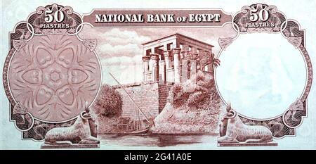Rovescio di un vecchio 50 piasteri egiziani, cinquanta piasteri con un'immagine di rovine e filigrana di Sphinx anno 1955, non più circolante, vintag Foto Stock