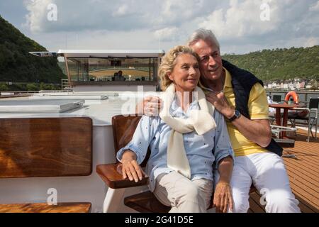 Coppia sulla terrazza solarium della nave da crociera sul fiume durante una crociera sul Reno, Kamp Bornhofen, Renania-Palatinato, Germania, Europa Foto Stock