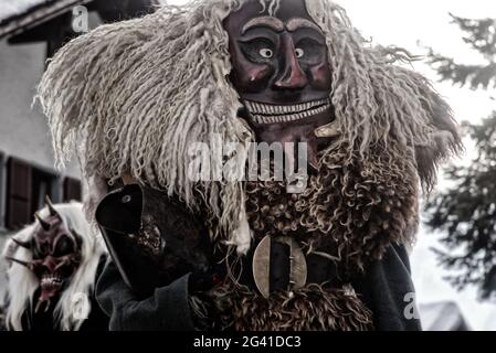 Sfilata di Carnevale del Tschäggättä a Wiler, Lötschental, Vallese, Svizzera. Foto Stock