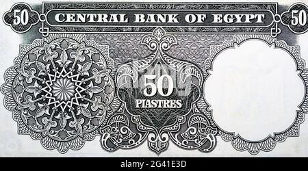 Vecchia banconota da 50 cinquanta piasters egiziani numero anno 1966, firmato Ahmed Zendo , non più circolato, retro d'epoca, banconota da Old Egyptian Money Unite Foto Stock