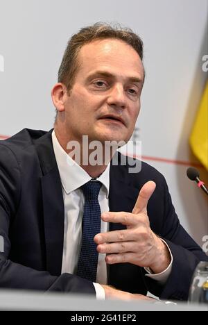 Il Ministro della Comunità tedesco Oliver Paasch ha raffigurato durante una stampa conferenza dopo una riunione del comitato consultivo con i ministri di t Foto Stock