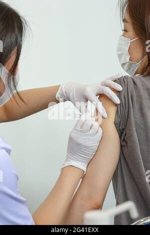 Tokyo, Giappone. 18 Giugno 2021. I centri di vaccinazione per i funzionari delle Olimpiadi di Tokyo e il personale medico sono stati aperti presso il Tokyo Metropolitan Government Building, due sedi sopra il Tokyo Tsukiji Vaccination Center, ed aperti ai media il 18 giugno 2021 a Tokyo, Giappone. (Foto di Kazuki Oishi/Sipa USA) **Japan out** Credit: Sipa USA/Alamy Live News Foto Stock