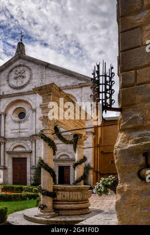 Al di fuori del Duomo di Pienza Foto Stock