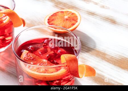 Cocktail d'arancia con ghiaccio e succo d'arancia nel sangue Foto Stock