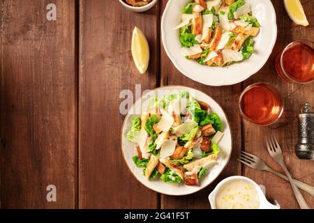 Insalata Caesar, sparata dall'alto su uno sfondo di legno rustico scuro Foto Stock