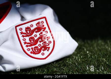 L'emblema dell'Inghilterra è visto davanti alle nazioni UEFA Euro 2020 campagna, Euro 2020 Anteprime, Londra, Regno Unito - 12 giugno 2021 Foto Stock