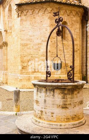 Pozzo d'acqua tradizionale, San Quirico d'Orcia, Toscana, Italia Foto Stock