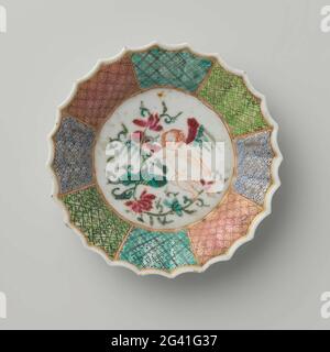 Piatto con un putto che tiene un ramo di loto. Piatto di porcellana con parete a coste e bordo scottato, dipinto sullo smalto in blu, rosso, rosa, verde, viola, nero e oro. Sul piatto un medaglione con un putto alato con un tetto di loto in mano; il muro è diviso in otto compartimenti con un diverso disegno contro l'alternanza di un terreno blu, verde, viola o rosa; i campi sono separati da una fascia d'oro. Famiglia Rose. Foto Stock
