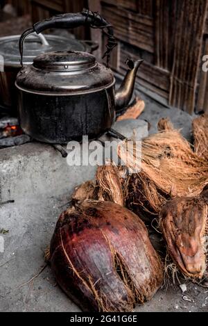 Conchiglie di una noce di cocco come carburante, Malekula, Vanuatu, Sud Pacifico, Oceania Foto Stock